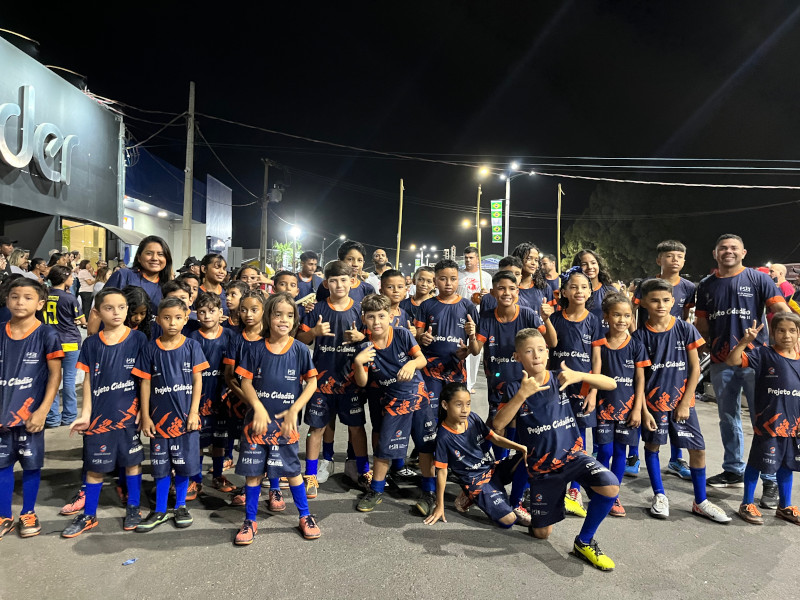 Alunos jogando volei no bairro juscelândia