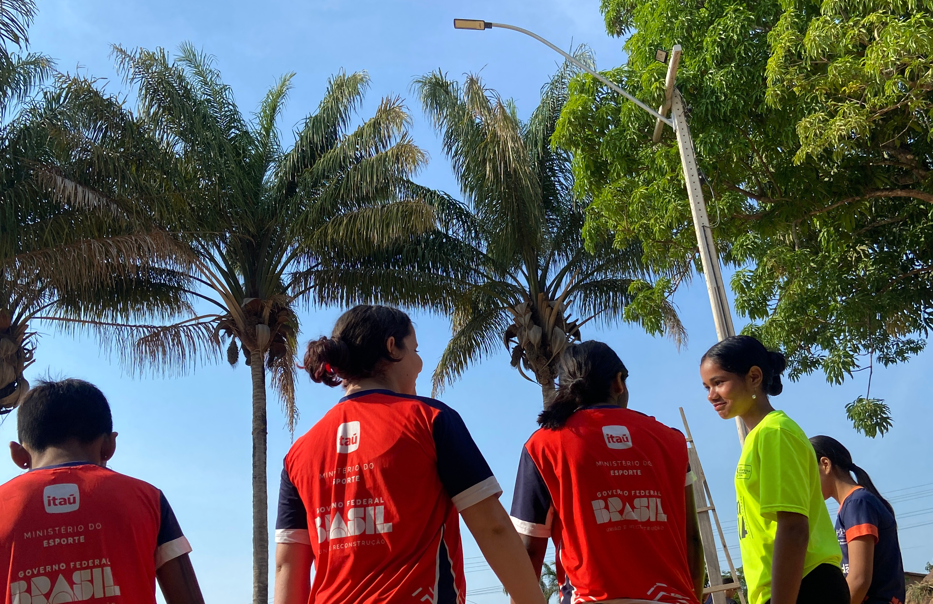 Alunos jogando volei no bairro juscelândia